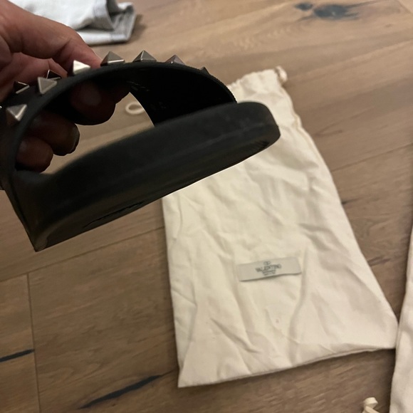 Valentino ROCKSTUD RUBBER SLIDER SANDAL. - Picture 7 of 10